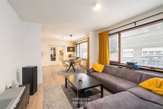 <p><span>Ligging<br /></span><span>Centraal gelegen opbrengsteigendom.<br /></span><span>In de nabije omgeving bevinden zich het busplein en belangrijke invalswegen waardoor de bereikbaarheid gegarandeerd is. <br />Ook scholen, winkels, park en sportfaciliteiten zijn op wandelafstand.<br /><br /></span><span>Opbrengsteigendom met 3 appartementen en garage<br /></span><span>De gevel van deze centraal gelegen opbrengsteigendom valt meteen op door fijne jaren '30 stijlelementen.<br />De appartementen zijn ruim en hebben elk een aparte ingang.<br /><br />Gelijkvloers: inkomhal, leefruimte, keuken, slaapkamer 1, slaapkamer 2, badkamer, koer, berging, kelder<br />Eerste verdieping: inkomhal, leefruimte met open keuken, 3 slaapkamers, badkamer, berging, terrasje<br />Tweede verdieping: inkom, leefruimte met open keuken en zuid terras, slaapkamer, badkamer<br />Garage<br /><br />EPC waarden</span></p><p><span>/ gelijkvloers: 291 kWh/m²<br />/ eerste verdieping: 160 kWh/m²<br />/ tweede verdieping: 225 kWh/m²<br /><br /><br /></span></p><p><span> </span></p>