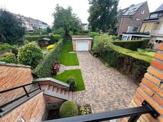 Deze ruime halfopen woning combineert comfortabel wonen met de mogelijkheid om een vrij beroep uit te oefenen. Het pand is gelegen in één van...