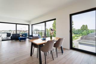 Dit appartement is gelegen op de 4de verdieping in de moderne woonwijk Regatta, een groene en rustige omgeving op een uitstekende locatie nabij het Galgenweel en de Middenvijver. Dankzij de vlotte verbindingen bereikt u het centrum van Antwerpen, winkels, scholen en belangrijke invalswegen in slechts enkele minuten.<br /><br />In de gegeerde wijk Regatta bevindt zich dit recent en stijlvol afgewerkt appartement. Dankzij de grote raampartijen geniet de leefruimte van veel natuurlijk licht en een aangenaam open gevoel.<br /><br />De woonkamer geeft rechtstreeks uit op het ruime terras, waardoor binnen- en buitenruimte mooi in elkaar overvloeien. Aansluitend bevindt zich de moderne open keuken, volledig uitgerust met kwalitatieve toestellen en voldoende opbergruimte.<br /><br />Verder omvat het appartement twee ruime slaapkamers met toegang tot een gezellig balkon, een hedendaagse badkamer met inloopdouche, een apart toilet en een praktische berging.<br /><br />Het appartement wordt momenteel verhuurd, wat het eveneens interessant maakt als investering.<br /><br />Een ondergrondse autostaanplaats dient mee aangekocht te worden. De privatieve kelderberging is inbegrepen.<br /><br />Het pand valt nog onder het BTW-stelsel.