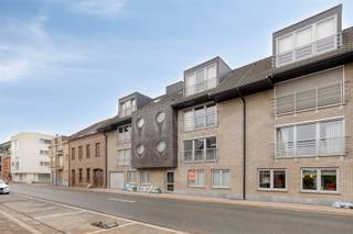 <p><span>Ruim, gelijkvloers appartement met 2 slaapkamers in centrum Zottegem.</span></p><p><span> </span></p><p><span>INDELING</span></p><p><span>Het appartement heeft 1 slaapkamer vooraan en een grote slaapkamer aan de kant van de tuin.</span></p><p><span>Verder omvat het appartement een grote badkamer met inloopdouche , een ruime berging, een toilet, een living met zicht op het terras en tuintje met open keuken.</span></p><p><span>Bij het appartement hoort een ondergrondse staanplaats en een ruime kelderberging waar ook fietsen kunnen in geplaatst worden.</span></p><p><span> </span></p><p><span>TECHNISCH</span></p><p><span>Gunstig epc b label.</span></p><p><span>Ruim appartement van 131m² met terras en tuintje.</span></p><p><span> </span></p><p><span>LIGGING</span></p><p><span>Het appartement is gelegen in centrum Zottegem.</span></p><p><span>Op wandelafstand van alle winkels, dichtbij station en scholen..</span></p><p><span> </span></p><p><span>PRAKTISCH</span></p><p><span>Voor meer info en/of het maken van een afspraak bel Eefje van Immo D'hondt 0498 88 88 89</span></p>