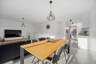 Topper: Energiezuinige woning op uitstekende ligging.Deze moderne halfopen woning biedt je alle comfort dankzij de recente bouw, de kwalitatieve...