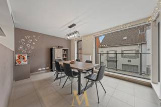 Wonen in het bruisende centrum van Waregem, met alles binnen handbereik?Ontdek dit recent en instapklaar appartement (EPC A) dat uitblinkt in licht,...