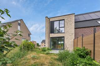 <p>Topo-Immo biedt u deze <strong>nieuwbouw 3-gevel woning</strong> aan, gelegen op <strong>een perceel van 3a68ca.</strong></p><p>De indeling is als volgt:<br />Het gelijkvloers omvat <strong>een inkomhal</strong> voorzien van <strong>vestiaire</strong> en een <strong>dubbele garage.</strong><br />Op de eerste verdieping vinden we<strong> de woonkamer met open geïnstalleerde keuken</strong> met <strong>zicht op het terras</strong> en <strong>de zuidgerichte tuin.</strong> Verder vinden we op deze étage nog <strong>een bergruimte en een toilet</strong>. Verdieping 2 omvat <strong>3 slaapkamers</strong>, <strong>een moderne badkamer</strong> en <strong>opnieuw een apart toilet</strong>.<br />Bovendien beschikt de woning over <strong>een inrichtbare zolder van 24 m²</strong>.<br /><strong>Zeer goed en centraal gelegen</strong>: Nabij Ninove, Lennik, Ternat... Winkels, scholen, openbaar vervoer in de onmiddellijke omgeving. <br /><strong>Oprit - Ventilatiesysteem type D - zonnepanelen - vloerverwarming - regenwaterput</strong><br /><strong>EPB A - in opmaak</strong><br /><strong>Verkoop onder btw-stelsel: 21% btw op de constructie en 12% registratierechten op de grond. Stedenbouwkundige inlichtingen en maatregelenregister in aanvraag. </strong></p>