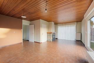 In een rustig gelegen straat in Esen, deelgemeente van Diksmuide, huisvest deze gelijkvloerse woning met volgende indeling:<br /><br />GELIJKVLOERS:<br />Inkomhal met vestiairekast - apart toilet - leefruimte met houtkachel - veranda - ingerichte keuken - koele berging - 3 ruime slaapkamers - ingerichte badkamer met ligbad/douche en lavabomeubel - zeer ruime garage met aansluiting voor de wasvoorzieningen en extra bergplaats - zolder.<br /><br />TUIN:<br />Ruime oprit - overdekt terras - tuinberging - gazon.<br /><br />ALGEMEEN:<br />- Rustige ligging! Op slechts 2km van het centrum van Diksmuide.<br />- Schrijnwerk: Hout, dubbele beglazing, rolluiken.<br />- Regenwaterput: 5.000l + steenput.<br />- Verwarming: CV op aardgas.<br />- Alles op de gelijkvloerse verdieping!<br /><br />Elk bod wordt voorgelegd aan de eigenaar!<br /><br />Bekijk alvast de 360° virtuele tour: https://bit.ly/3P2XRWA<br /><br />Meer info op www.vastgoedvanoverschelde.be