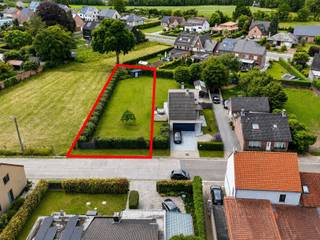 <p>Bent u op zoek naar een ruime open bebouwing met extra bouwmogelijkheden in Aspelare? Gevonden! <br />Deze verzorgde woning is gelegen op een perceel van 8a 82ca en biedt een meerwaarde dankzij de naastliggende bouwgrond van 9a 26ca, inbegrepen in de prijs. Op deze grond kan eveneens een open bebouwing worden opgericht. De woning heeft een bewoonbare oppervlakte van 200 m², beschikt over 12 zonnepanelen, groenestroomcertificaten tot en met 2029 en centrale verwarming op gas. Bovendien geniet u van een rustige ligging op wandelafstand van het centrum van Aspelare.<br />Via de ruime oprit bereikt u de woning. De lichtrijke inkomhal geeft toegang tot de leefruimte, garage, berging, apart toilet en 1ste verdieping. De gezellige leefruimte van 35 m² met parketvloer en houtkachel geniet van veel lichtinval en zicht op de tuin. Aansluitend bevindt zich een bureau van 7 m² met ingewerkte kasten en een volledig geïnstalleerde keuken met toegang tot de tuin. Naast de keuken vindt u een praktische berging met plaats voor wasmachine, droogkast en extra opslag. De garage van 30 m² biedt ruimte voor twee wagens en extra bergruimte.<br />Op de verdieping bevinden zich drie ruime slaapkamers (20 m², 15,5 m² en 12 m²), een berging, een badkamer met douche en dubbele lavabo en een apart toilet. Buiten geniet u van een mooi aangelegd terras met meerdere zithoeken en een deels overdekt tuinhuis, ideaal als lounge.<br />Interesse? Contacteer ons voor een bezoek via 054 23 53 83 of mail naar info@localsvastgoed.be.</p>