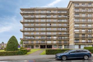<p>Dit instapklare en volledig gerenoveerde appartement (2022) in Molenbeek combineert comfort, functionaliteit en een doordachte indeling.</p><p></p><p>Het appartement beschikt over een aangename slaapkamer, een volledig geïnstalleerde keuken, een praktische berging en een verzorgde badkamer met douche in bad. De lichtrijke leefruimte geeft rechtstreeks toegang tot een gezellig en zonnig terras, waar u in alle rust kunt genieten van de buitenlucht.</p><p>Daarnaast beschikt de woning over een private kelder die extra opslagruimte biedt.</p><p></p><p>Dankzij de grondige renovatie is dit appartement volledig instapklaar en uitermate geschikt als eerste woning, pied-à-terre of investering. De gunstige ligging in Molenbeek zorgt voor een uitstekende bereikbaarheid en bevindt zich op korte afstand van winkels, openbaar vervoer, scholen en andere dagelijkse voorzieningen.</p>