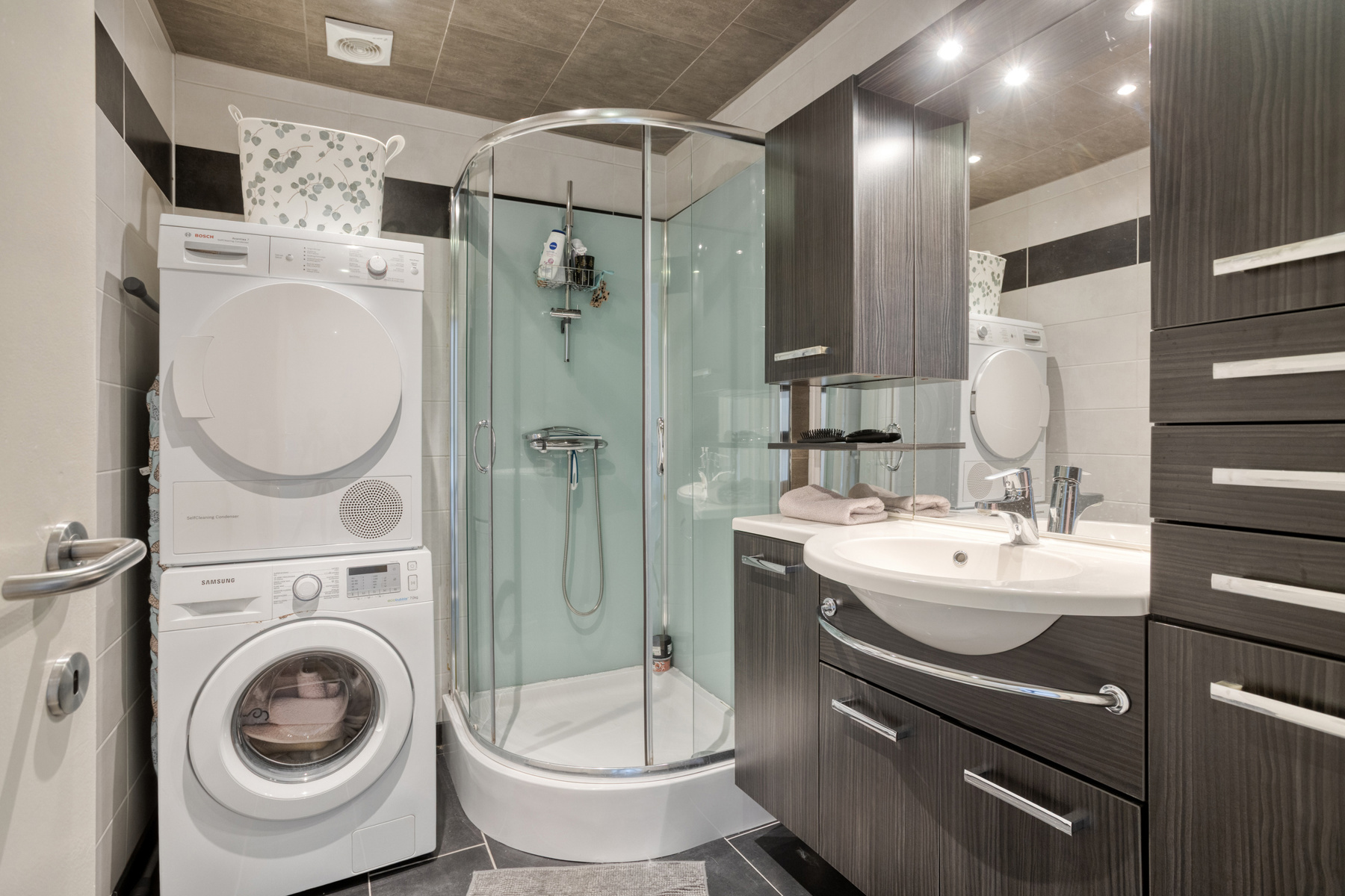 Rustig gelegen, gerenoveerd 2-slaapkamer appartement - foto 4