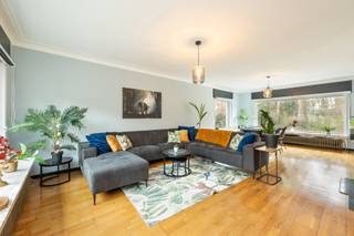 <p><strong>Gezellige gezinswoning in het centrum van Dessel</strong></p>
<p>Deze charmante en goed onderhouden woning is ideaal gelegen in het centrum van Dessel, op wandelafstand van winkels, scholen en openbaar vervoer.</p>
<p>De woning beschikt over <strong>3 volwaardige slaapkamers</strong>, met <strong>mogelijkheid tot een vierde slaapkamer</strong>. De <strong>garage is momenteel ingericht als extra kamer</strong>, wat perfect kan dienen als bureau, hobbyruimte of extra slaapkamer.</p>
<p>Verder is de woning <strong>volledig onderkelderd</strong>, wat zorgt voor veel bergruimte en extra mogelijkheden.</p>
<p>De <strong>gezellige en lichtrijke woonkamer</strong> sluit mooi aan op de <strong>ruime keuken</strong>. Aansluitend vind je een <strong>veranda</strong>, waar het aangenaam vertoeven is en die extra leefruimte biedt met zicht op de tuin.</p>
<p>Troeven op een rij:</p>
<ul>
<li>
<p>Centrale ligging in Dessel</p>
</li>
<li>
<p>3 slaapkamers met mogelijkheid tot 4</p>
</li>
<li>
<p>Garage omgevormd tot extra kamer</p>
</li>
<li>
<p>Volledig onderkelderd</p>
</li>
<li>
<p>Lichte woonkamer</p>
</li>
<li>
<p>Ruime keuken</p>
</li>
<li>
<p>Veranda met veel lichtinval</p>
</li>
</ul>
<p>Een ideale woning voor wie ruimte, comfort en een centrale ligging weet te appreciëren.</p>