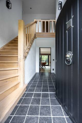 TE KOOP MET PRE-VIEW: enkel op afspraak.<br /><br />In een rustige en aangename woonwijk in Westmalle bevindt zich deze ruime woning, waar comfort, ruimte en functionaliteit hand in hand gaan. Het gelijkvloers werd in 2022 gerenoveerd en biedt een moderne en lichtrijke leefomgeving met een prachtig zicht op de tuin.<br /><br />INDELING:<br />Bij het binnenkomen wordt u verwelkomd in een ruime inkomhal, die toegang biedt tot een apart gastentoilet en een bureauruimte, ideaal voor wie van thuis uit werkt. Verder leidt de hal naar de ruime leefruimte met open, volledig geïnstalleerde keuken. Dankzij de grote raampartijen geniet u hier van een aangename lichtinval en een mooi zicht op het groen. Aansluitend aan de keuken bevindt zich een gezellig overdekt terras, waar u in alle rust kunt genieten van de tuin en het buitenleven.<br /><br />Verder beschikt het gelijkvloers over een praktische berging/wasplaats, met toegang tot de kelderruimte en de inpandige garage.<br /><br />Op de eerste verdieping bevinden zich drie ruime slaapkamers, een badkamer uitgerust met een dubbele lavabo en een ligbad, evenals een afzonderlijk toilet in de nachthal.<br />Daarnaast beschikt de verdieping over een ruime masterbedroom met aansluitende dressing en een ensuite badkamer, voorzien van een dubbele lavabo, ligbad en douche.<br /><br />Ook buiten heeft deze woning heel wat te bieden. De groene tuin en het overdekte terras vormen samen een heerlijke plek om te ontspannen en volop te genieten van de rustige omgeving.<br /><br />BIJZONDERHEDEN: <br />- Gunstige oriëntatie<br />- Goede locatie<br />- Veel groen<br />- Gunstig EPC<br /><br />Voor meer info of een bezoek ter plaatse kan u vrijblijvend contact opnemen met Kitty op 03.227.58.58 of kitty@reds.be.