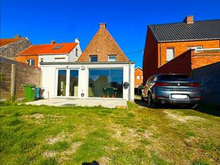 Recent gerenoveerde, instapklare halfopen bebouwing in Hamme<br /><br />Bent u op zoek naar een moderne, instapklare gezinswoning waar ruimte, licht en comfort centraal staan? Dan is deze recent gerenoveerde halfopen bebouwing in Hamme zeker een bezoek waard.<br /><br />Via de inkomhal komt u terecht in een ruime en lichtrijke leefruimte met een open indeling. De moderne, volledig uitgeruste keuken vormt het hart van de woning en biedt veel werk- en opbergruimte. Dankzij de grote raampartijen, de schuiframen en de dubbele terrasdeur geniet u van een mooie verbinding tussen de leefruimte, het terras en de tuin.<br /><br />Aansluitend bevindt zich een praktische berging met plaats voor een wasmachine, droogkast en extra opbergruimte. Verder beschikt de woning over een gastentoilet en een handige kelder.<br /><br />De woning beschikt over drie volwaardige slaapkamers en een aparte bureauruimte, ideaal als thuiswerkplek, hobbyruimte of extra kinderkamer. De ruime badkamer is modern ingericht en voorzien van alle comfort.<br /><br />Buiten vindt u een grote, zonnige L-vormige tuin met terras en tuinhuis. De tuin biedt tal van mogelijkheden en is ideaal voor een moestuin, een zwembad of een speelruimte voor kinderen. De oprit biedt plaats aan meerdere wagens, geeft rechtstreeks toegang tot de tuin en is uitgerust met een laadpunt voor een elektrische wagen.<br /><br />Troeven<br /><br />* Recent gerenoveerd en volledig instapklaar<br />* Halfopen bebouwing<br />* 3 slaapkamers + aparte bureauruimte<br />* Ruime en lichtrijke leefruimte<br />* Moderne, volledig uitgeruste keuken<br />* Grote L-vormige tuin met terras en tuinhuis<br />* Ideaal voor een moestuin, zwembad of speelruimte<br />* Oprit met plaats voor meerdere wagens<br />* Laadpunt voor een elektrische wagen<br />* Centrale ligging nabij winkels, scholen en openbaar vervoer<br /><br />Een ideale woning voor gezinnen of koppels die op zoek zijn naar een comfortabele, energiezuinige thuis op een uitstekende locatie.<br /><br />Interesse? <br />Neem gerust contact op voor meer informatie of om een bezoek in te plannen via 0493 07 77 42.