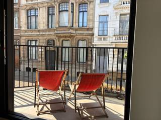 <p><strong>Welkom op de eerste verdieping van dit lichtrijke appartement – een fijne plek waar je woont met zicht op de stad en leeft middenin de actie. Twee slaapkamers, een verplichte garage voor je stalen ros, en alles wat je hartje begeert op wandelafstand. Wonen in Antwerpen was nog nooit zo easy.<br /><br />Licht, lucht en leven op ’t eerste</strong><br />Binnenkomen doe je op de eerste verdieping – geen gedoe met trappen, wél meteen een gezellige, open leefruimte die je uitnodigt om te ploffen. Werken, chillen, koken, aperitieven? Alles kan. De keuken ligt er vlak naast, dus van fornuis naar zetel is letterlijk drie stappen.</p><p></p><p><strong>Slapen in stijl (of studeren, of whatever)</strong><br />Twee slaapkamers: allebei ruim, licht en klaar voor jouw plannen. Gedeeld wonen? Thuiskantoor? Kinderkamer? Kies zelf. En ja, je bed én kast passen sowieso.</p><p></p><p><strong>Mobiel leven zonder stress</strong><br />Openbaar vervoer? Voor je deur. Station? Paar minuten stappen. Je geraakt dus overal zonder auto – maar als je er wel eentje hebt: verplichte garage for the win voor €150 in de maand. Da’s handig, veilig én proper droog geparkeerd.</p><p></p><p><strong>En dan, het allerbelangrijkste...</strong> <br />Deze knapperd is vanaf 15 augustus 2026 beschikbaar, aan een huurprijs van €1.000. De garage is voor €150 verplicht bij te huren. De maandelijkse kosten bedragen €150 daarin zit je voorschot op gas, water én de minuterie van de gemene delen. Alles geregeld, geen zorgen.</p><p></p><p>Overtuigd? Plan een bezoek in! </p>