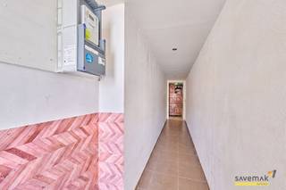 <p><span>Handelspand met duplexappartement met zeer interessante mogelijkheden: te gebruiken als handelspand met woonst, mogelijkheid tot kangoeroewoning en mogelijkheid tot het omvormen tot tweewoonst.Interessant is dat de nutsvoorzieningen ( gas,electriciteit en water) reeds apart opgesplitst zijn.<br /></span><span>Het handelspand op het gelijkvloers(100 m²)</span><span><br />beschikt over een eigen ingang die toegang geeft tot de handelsruimte. Achter deze kamer bevindt zich een 2de kamer en bureau met keuken. Achteraan bevindt zich de badkamer met toilet, wastafel en ligbad. Aparte toegang tot het overdekte terras.<br /></span><span>Het duplexappartement (125 m²)<br /></span><span>Beschikt over een aparte ingang waar de trap tot de eerste verdieping leidt.<br />Rechts kom je op een terras in bankirai.<br />Links kom je in de ruime woonkamer met open keuken. Deze keuken is o.a. uitgerust met vaatwasmachine.<br />Op deze verdieping vind je ook de badkamer met badkamermeubel met dubbele wastafel, ligbad en toilet.<br />Op de 2de verdieping kom je bij de 2 slaapkamers en nog een open bergruimte.<br />Onderaan in het gebouw bevindt zich nog een kleine kelder.<br />De elektriciteit van het handelspand en het duplexappartement is conform, verwarming is met aardgas.<br />Het dak is vernieuwd, zeer veel ramen zijn ook vernieuwd.<br />Ook interessant voor investeerders, het appartement is verhuurd. Mits opfrissing van het handelspand kan u ook genieten van 2 huuropbrengsten.<br />Een aantal foto's geven je weer hoe het pand kan worden na renoveren. </span></p><p><span> </span></p><p><span>Dit pand kan onderhevig zijn aan de renovatieverplichting die door de Vlaamse overheid wordt opgelegd voor niet-residentiële gebouwen. Consulteer voor meer informatie de website van het Vlaams Energie- en Klimaatagentschap via </span><span><span>https://www.energiesparen.be/nr/renovatieverplichting</span></span></p><p><span> </span></p><p><span>Bestuursmaatregelen in het maatregelenregister: nee</span><span> </span></p><p><span> </span></p>