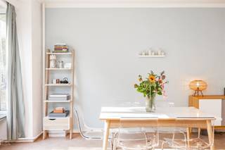 <p><span>Scandinavische vibes in de prestigieuze Jan Van Rijswijcklaan? Wij presenteren dit 3 slp appartement met modern comfort.</span></p><p><span> </span></p><p><span>Het appartement van 110 m² is gelegen op de 1ste verdieping en bereikbaar per lift of trap. De inkomhal met vestiaire en apart toilet leidt naar de royale leefruimte aan de voorzijde. De leefruimte is ingedeeld in een living met eetkamer. Aansluitend bevindt zich de halfopen keuken, ingericht met toestellen. Aan de rustige achterzijde bevinden zich 3 slaapkamers van 15 m², 10 m² en 7 m². Twee slaapkamers geven toegang tot een balkon met zicht op groen. De slaapkamers delen een badkamer met ligbad met douche, een dubbele wastafel, een handdoekdroger en aansluiting voor wasmachine. Verder geniet u van een private kelderberging op de ondergrondse verdieping.</span></p><p><span> </span></p><p><span>Maandelijkse kosten: 100 €/maand (provisie voor onderhoud en elektriciteit gemene delen, lift, syndicus en provisie voor privatief verbruik van verwarming en water). </span></p><p><span>Elektriciteit is op eigen naam af te sluiten.</span></p><p><span> </span></p><p><span>Gelegen in een kleinschalig gebouw met 6 verdiepingen dat volledig werd gerenoveerd in 2015. Een locatie te midden van de gegeerde Markgravewijk omgeven door groene parken zoals het Hof van Leysen, het Koning Albertpark en Domein Hertoghe. Op wandelafstand van bakker en verschillende supermarkten. Direct aan gezellige koffiebars, cafés en restaurants. Dicht bij de uitvalswegen van Antwerpen (E19, E17, E313, A12) met openbaar vervoer voor de deur. Mobiscore van 9,8/10.</span></p><p><span> </span></p><p><span>Interesse in dit top appartement? Gelieve uw gegevens achter te laten op onze website: <span>www.sinjoor.be</span></span><span> , wij contacteren u zo spoedig mogelijk terug.</span></p><p><span> </span></p><p><span> </span></p>