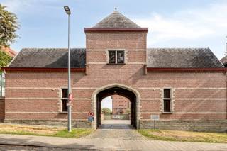 Gelegen in het prachtige domein "Keizershof" met zijn rustgevende waterpartij en grasvelden, vindt u dit prachtige Duplex- appartement op de 3de verdieping .<br />Indeling: Appartement: Gelijkvloers: Inkomhal, apart toilet, woonkamer, keuken, 2 terrassen, 1ste verdieping: 2 slaapkamers, apart toilet, badkamer en berging. Het appartement beschikt eveneens over een autostaanplaats in de kelder.<br />Huurprijs: 1.280 euro + 100 euro/maand gemeenschappelijke kosten. Beschikbaar vanaf 01/11/2026.<br />Meer Info? Mail naar Claudia@immogve.be of Bel 016/56.56.14