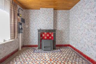 Deze woning is centraal gelegen in het centrum van Izegem, op wandelafstand van scholen, kinderopvang, openbaar vervoer en andere voorzieningen.<br />De woning dient gerenoveerd te worden, maar biedt heel wat potentieel. Momenteel beschikt de woning over 2 slaapkamers. Dankzij de vaste trap naar de zolderverdieping kan hier eenvoudig een derde slaapkamer worden ingericht.<br />Achteraan bevindt zich een compacte tuin, die kan worden omgevormd tot een gezellige stadstuin (zie foto's).<br /><br /><strong>Huidige indeling:</strong><br /><strong>Gelijkvloers:</strong> 2 leefruimtes, keuken, veranda, badkamer, apart toilet en stadstuin<br /><strong>Verdieping 1:</strong> 2 slaapkamers<br /><strong>Verdieping 2:</strong> Zolder, bereikbaar via vaste trap<br /><strong>Extra:</strong> Kelder<br /><br />Op deze woning is de renovatieplicht van toepassing. Mits het installeren van centrale verwarming kan reeds een EPC-label D behaald worden.<br /><br /><strong>Belangrijk: enkele foto's werden via AI gegenereerd. </strong>