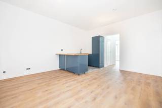 <p>Op een steenworp van de Hallepoort ontdekt u een zeldzaam pand waar de charme van vroeger samenkomt met hedendaags comfort.<br />Gelegen in een elegant karaktergebouw uit 1908, biedt dit volledig gerenoveerde appartement een bruto-oppervlakte van ±62 m² (volgens EPC) en weet het meteen te verleiden door zijn authenticiteit, lichtinval en kwalitatieve afwerking.</p>
<p>De leefruimte werd ontworpen om een omgeving te creëren die zowel warm als functioneel is. Het appartement beschikt over één erkende slaapkamer en een aangename bureauruimte van ±10 m², die eenvoudig kan worden ingericht als tweede slaapkamer, afhankelijk van uw behoeften. Aan de achterzijde vervolledigt een rustig balkon het geheel op harmonieuze wijze en vormt het een echte meerwaarde in het dagelijks leven.</p>
<p>Ook technisch is alles voorzien voor een aankoop in alle gemoedsrust: EPC C, conforme elektriciteit en een nieuwe individuele gasketel geplaatst in 2025. Gelegen in een kleine, goed onderhouden mede-eigendom, zonder lift en met lage lasten, vormt dit appartement een bijzonder interessante opportuniteit, zowel voor een eerste aankoop als voor een kwalitatieve investering.</p>
<p>Ook de ligging is een grote troef: in de onmiddellijke nabijheid van het openbaar vervoer, winkels en alle voorzieningen geniet u hier volop van het stadsleven, gecombineerd met een aangename woonomgeving.</p>
<p>Een instapklaar pand, zonder werken, dat authenticiteit, comfort en een strategische ligging perfect combineert.</p>
<p><span>2e verdieping rechts</span>: LOT 6</p>
<ul>
<li>Woonkamer met open keuken van ± 22 m²</li>
<li>Bureauruimte of slaapkamer van ± 10 m² met toegang tot het balkon</li>
<li>WC</li>
<li>Douchekamer</li>
<li>Slaapkamer van ± 15 m²</li>
</ul>
<p>Kelder</p>