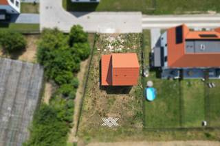 Deze nieuwbouw woning met 3 slaapkamers en een bewoonbare oppervlakte van 187 m² is gelegen op een perceel van 587,17 m² in de nieuwe verkaveling ‘Lalys’. Deze nieuwe dorpswijk is gelegen in Astene, gekend voor haar oude Leie-arm met haar prachtige natuur, het stadsbos, de fietsostrade en haar goede bereikbaarheid ideaal gelegen tussen Deinze en Gent. De diverse voorzieningen zoals supermarkten, restaurants, het ruime aanbod aan scholen, allen in de dichte nabijheid, maken van deze ligging de ideale uitvalsbasis.<br /><br />De woning is op het gelijkvloers ingedeeld als volgt: een inkomhal met gastentoilet en plaats voor een vestiairekast en een lichtrijke eet- en leefruimte met volledig geïnstalleerde open keuken, voorzien van diverse inbouwtoestellen. Daarnaast beschikt de woning over een inpandige garage met annex berging. De westelijk georiënteerde tuin is te bereiken vanuit de leefruimte. Dankzij de grote raampartijen kunt u binnen genieten van een mooie natuurlijke lichtinval en een uitzicht over de tuin.<br /><br />Op de eerste verdieping zijn er drie slaapkamers, samen met een extra afzonderlijk toilet, een technische berging en een badkamer voorzien van een ligbad en een dubbele wastafel. Op de tweede verdieping bevindt zich de zolder.<br /><br />Deze woningen voldoen aan de strenge energetische normen en onderscheiden zich onder meer door hun duurzaam karakter, vrij van fossiele brandstoffen. Er wordt gebruik gemaakt van vloerverwarming door middel van een warmtepomp (lucht-water) en een sterke akoestische en thermische isolatie. Bovendien worden de woningen uitgerust met een ventilatiesysteem type D+ met maximale warmterecuperatie.<br /><br />Benieuwd naar deze nieuwbouwwoning in Astene? Een persoonlijke, vrijblijvende afspraak kan via guillian@landbergh.be of 09 278 78 79. 