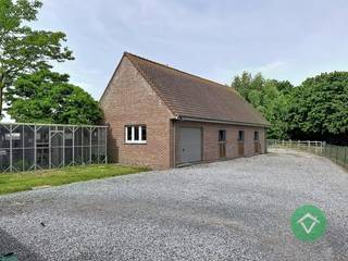 Deze alleenstaande woning is gelegen op een grondoppervlakte van 8483 m² te Eernegem en bestaat uit een alleenstaande woning, paardenstallen, naastliggend stuk bouwgrond en een weide die uitgeeft op de Stationsput van Eernegem. <br /><br />De woning bestaat uit: inkomhal - living - keuken - wasplaats - berging - toilet op het gelijkvloers - badkamer met douche, ligbad en toilet op het gelijkvloers - 4 slaapkamers, waarvan 1 op het gelijkvloers - toilet op de bovenverdieping - 2 grote zolders met mogelijkheid tot inrichten van meerdere slaapkamers - garage. <br /><br />De paardenstallen zijn ruim en volledig overzolderd. Naast de woning ligt een stuk bouwgrond met zicht op de uitgestrekte weide. <br /><br />Troeven van deze woning: <br /><br />- centrale en rustige ligging te Eernegem<br />- eigendom met veel mogelijkheden