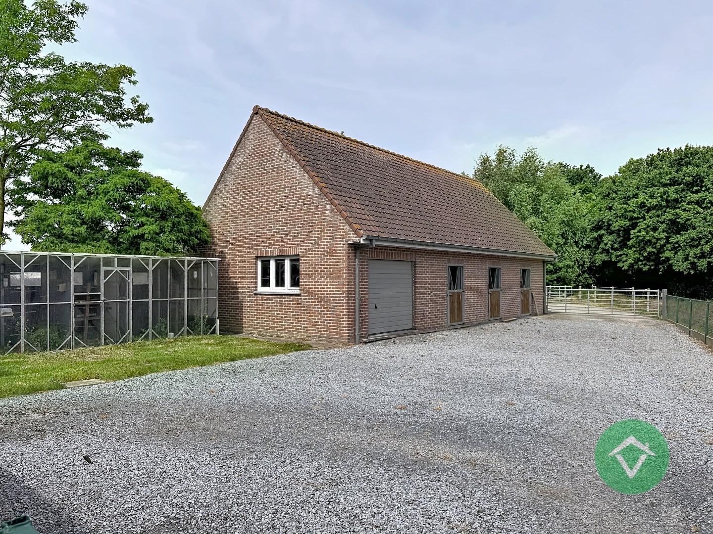 Alleenstaande woning met naastliggend stuk bouwgrond en weide te Eernegem - foto 3