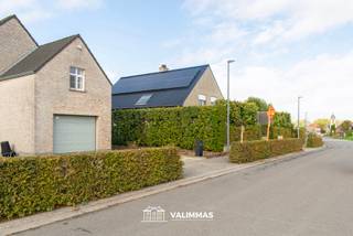 VALIMMAS verkoopt in het landelijke Mollem deze welgelegen en zeer verzorgde villa met garage en mooie tuin....    

Het gelijkvloers omvat een inkomhal, een toilet, een grote living met open ingerichte keuken, en een garage met wasplaats.    
De verdieping herbergt een nachthal, 4 slaapkamers, een dressing en een ruime badkamer met ligbad/jacuzzi en inloopdouche.   
De zolderruimte, ideaal als extra opbergruimte en eventueel nog verder in te richten, is bereikbaar via een luik.    
Onder de volledige woning bevinden zich kruipkelders.   
De tuin is volledig omheind en uitgerust met een (deels overdekt) terras, een gazon en een houten tuinhuis.   
De voortuin is deels verhard met grind en biedt plaats aan twee wagens.   

Inclusief 24 zonnepanelen (5,88 kWp) = gratis elektriciteit + groenestroomcertificaten (= € 350 per 1000 KW opbrengst (nog tot 26/02/2030)) !   
Energiezuining, EPC slechts 113 kWh/m². Asbestveilig! 

Zeer nette en goed onderhouden woning, met een stemmige inrichting en alle hedendaags comfort. Direct instapklaar.  Inclusief de thans aanwezige raamdecoratie en verlichting ! 

Rustige en landelijke ligging in recente verkaveling tegenover sportterein Juve Mollem, op een boogscheut van de kerk, Manege Golden Club, lagere school, scouts,….   Op 1,2km van station Mollem en 450m van bushalte De Lijn (216).  Gemakkelijke verbindingen naar Asse, industriezone Mollem, Merchtem, Wemmel, …    
