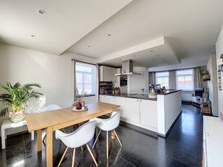 Dit mooi gelijkvloers appartement heeft een aangenaam zonneterras achteraan.<br />Er is een aparte inkomhall, toilet, leefruimte met zit en eethoek, ingerichte open keuken, badkamer met bad/douche en 2 kleinere slaapkamers.<br />Er hoort een garage bij dit appartement en rond het gebouw is voldoende parkeergelegenheid.<br />Het appartement is prima geschikt voor 1 à 2 personen.<br />Beschikbaar vanaf 01/12/2026