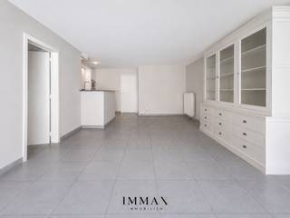 Dit mooi appartement is centraal gelegen in Knokke, nabij het strand en de Lippenslaan.Indeling: inkomhall met vestiaire en afzonderlijk toilet...