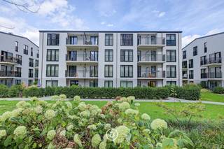 Op een rustige locatie, vlak bij de Avenue Paul Hymans, bevindt zich dit prachtige appartement in een recent gebouw op de eerste verdieping. Met een bewoonbare oppervlakte van 63 m² en een terras biedt deze woning een aangename woonomgeving waar comfort en kwaliteit centraal staan.<br /><br />Bij het binnenkomen komt u terecht in de inkomhal met gastentoilet en een praktische wasruimte. De volledig uitgeruste open keuken sluit naadloos aan op de ruime leefruimte, die dankzij de grote raampartijen geniet van een overvloed aan natuurlijk licht. Vanuit de woonkamer heeft u rechtstreeks toegang tot het terras.<br /><br />Het appartement beschikt over een slaapkamer (14 m²) en een badkamer met douche. Een private kelderberging vervolledigt het geheel. Daarnaast is er een gemeenschappelijke fietsenberging aanwezig en mogelijkheid tot het huren van een parkeerplaats.<br /><br />Deze woning onderscheidt zich door haar hoogwaardige afwerking en moderne uitrusting. Zo zijn onder meer dubbele beglazing, een versterkte veiligheidsdeur, een intercom, een ventilatiesysteem met dubbele luchtstroom, een waterontharder, ingebouwde kasten, gordijnen en verlichtingsarmaturen aanwezig.<br /><br />Dankzij de uitstekende ligging, de kwaliteitsvolle afwerking en de aantrekkelijke buitenruimte is dit een appartement dat onmiddellijk weet te bekoren.<br /><br />Gemeenschappelijke kosten: € 115/maand<br />Voorschot water en verzekering: € 150/maand