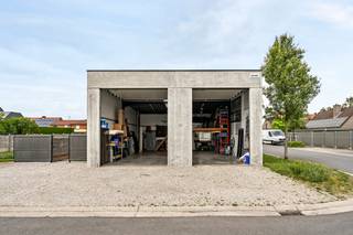 Goedgelegen INSTAPKLARE HOB met oprit en tuin, en RECENTE LOODS van 100m2 (+ verdiep) met 2 sectionaalpoorten. Ideaal voor zelfstandige...