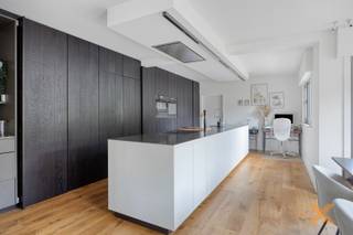 INSTAPKLARE RUIME WONING MET TUIN EN GARAGE, IN RUSTIGE RESIDENTIELE BUURT op fietsafstand van Gent centrum, alle winkels - scholen - openbaar vervoer in nabijheid. Woning bestaande uit: Inkomhal/traphal, gastentoilet, ruime lichtrijke woonkamer met mooie parketvloer, prachtige totaal uitgeruste keuken voorzien van alle toestellen, wasplaats/berging met achterdeur, nachthal, berging, 2 grote slaapkamers en 1 kleine, badkamer (ligbad, lavabo, toilet). Ruime opbergzolder (mogelijk tot omvormen naar grote slaapkamer). RENOVATIE 2018. Oprit voor 2 wagens, garage met elektrische poort, leuke zonnige tuin. Elektriciteit 100% conform, alu ramen dubbel glas, elektrische rolluiken gelijkvloers, volledig geïsoleerd dak, woning asbestveilig. Woning momenteel verhuurd. ABSOLUTE TOPWONING! BEZOEKDAG 28 JULI 2026, vraag uw persoonlijk bezoekmoment aan via mail (enkel of afspraak!).