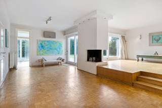 <p>Deze op te frissen villa bevindt zich op een prestigieuze locatie in het geliefde Wilrijk. Verscholen in een rustige, doodlopende straat vormt deze locatie een bijzonder decor waar privacy en grandeur centraal staan. De nabijheid van prachtige natuurdomeinen zoals Park Den Brandt, het Nachtegalenpark en het Middelheimpark onderstreept het groene karakter van deze gegeerde woonomgeving. Een zeldzame combinatie van residentiële klasse en natuur, op slechts een steenworp afstand van het Antwerpse stadsleven.</p>
<p>En niet alleen de ligging weet te overtuigen! Ook de royale oprit met parkeergelegenheid voor meerdere wagens, de garage én de indrukwekkende tuin met privézwembad vormen samen een exclusief geheel.</p>
<p>De zonovergoten leefruimte beschikt over een speels niveauverschil dat de verschillende leefzones elk hun eigen karakter geeft, terwijl de authentieke blokparketvloer zorgt voor een tijdloze elegantie en een flinke dosis charme. Aangrenzend bevindt zich de veranda, welke baadt in het natuurlijk daglicht dankzij de riante glaspartijen. Bovendien geniet je hier van een prachtig uitzicht over de uitgestrekte tuin waardoor je hier het hele jaar door kan profiteren van jouw eigen stukje groen, ondanks het seizoen! De keuken werd praktisch geïnstalleerd volgens de hedendaagse norm en biedt daarnaast tal van opbergplaats. Verder vind je op het gelijkvloers al een eerste slaapkamer terug met een ensuite badkamer, deze werd voorzien van een douche, lavabo en toilet.</p>
<p>Op de eerste verdieping ontdek je nog maar liefst 4 ruime slaapkamers terug, waarvan er nog één de extra luxe geniet van een ensuite badkamer met ligbad, toilet en een dubbele lavabo in meubel. Uiteraard is er ook nog een aparte badkamer voorzien, die eveneens werd uitgerust met een comfortabel ligbad.</p>
<p>Als kers op de taart is er nog een grote zolderruimte aanwezig die je perfect kan inrichten als hobbykamer, speelkamer of als extra slaapkamer.</p>
<p>Een villa die vandaag al weet te imponeren en met de juiste visie kan uitgroeien tot een absolute droomwoning. Zie jij het potentieel?</p>
<p><strong>Technische gegevens: Kelder aanwezig. </strong>Voornamelijk HR-beglazing in aluminium en PVC, centrale verwarming op gas (via een ketel) en op elektriciteit (via een warmtepomp), <strong>geïsoleerd & vernieuwd dak</strong>. Afvoerpijpen in het huis, zwembad en rioleringsput werden 2 jaar geleden vernieuwd.</p>
<p><strong>Stedenbouwkundige inlichtingen en bodemattest aanwezig. Niet-asbestveilig. Bevindt zich niet in een risicozone voor overstromingen (P-score B en G-score A). Renovatieverplichting niet van toepassing.</strong></p>