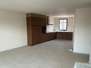 Nieuwbouwappartement op de eerste verdieping met 2 slaapkamers ! <br /><br />Indeling : Inkomhal , apart toilet , 2 slaapkamers , badkamer met inloopdouche , woonkamer met open keuken , berging met aansluiting voor wasmachine en droogkast, terras . <br />2 autostaanplaatsen + een ruime berging zijn voorzien en inbegrepen in de prijs . <br /><br />Appartement voorzien van vloerverwarming en koeling , 5 zonnepanelen .<br />Kabel voorzien dat elektrisch laden van een auto mogelijk maakt. <br /><br />Geen lift . <br /><br />EPB in opmaak . <br /><br />Huur 900 euro + 30 euro gemeenschappelijke kosten. <br /><br />Het appartement wordt ondertussen nog verder afgewerkt en geschilderd .