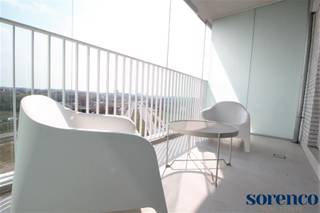 <strong>ANTWERPEN - Prachtig en licht 2 slaapkamer appartement ca. 82m² met terras op centrale locatie nabij belangrijke in-en uitvalswegen, sportgelegenheden, winkels. Ondergrondse parking, fietsenberging en kelder inclusief.<br /><br /><span>INDELING:</span><br /></strong>Via de INKOMHAL betreedt U het appartement voorzien van vestiaire kasten en een apart gastentoilet. <br /><br />De lichte en aangename LEEFRUIMTE ca. 4m x 6m is volledig op parket en is voorzien van grote schuiframen die toegang geven tot het privatief TERRAS ca. 4,2m x 2m waar u heerlijk kan genieten.<br /><br />De halfopen moderne KEUKEN ca. 1,83m x 2,39m is uitgerust met opbergkasten en alle toestellen: een oven, vaatwasser, koelkast met vriezer, microgolfoven, kookplaat en dampkap.<br /><br />Via de HAL krijgt u toegang tot de ingerichte BADKAMER ca 1,7m x 2,9m die voorzien is van een ligbad met douchemogelijkheid, dubbel lavabo in een meubel en een handdoekdroger. <br /><br />De beide SLAAPKAMERS zijn gelegen op parket : <br />Slaapkamer 1 ca. 2,88m x 4m<br />Slaapkamer 2 ca. 3m x 2,7m<br /><br />Er is een aparte BERGRUIMTE ca 1,4m x 1,3m waar u de wasmachine en droogkast terug kan vinden.<br /><br />Algemene maandelijkse kosten voor lift en onderhoud van het gebouw: 100 euro per maand.<br /><br /><span><strong>BIJZONDERHEDEN;</strong> </span><br />* Recent gebouw <br />* Kelderberging en fietsenberging inclusief <br />* Aparte autostaanplaats in het gebouw inclusief <br />* EPC A, conforme keuring, videofonie<br />* Centrale locatie nabij Antwerpen centrum, openbaar vervoer, scholen, winkels, belangrijke in-en uitvalswegen.