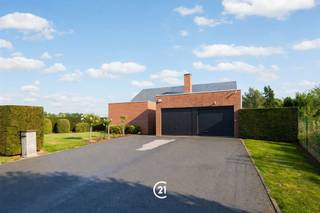 <p>Op zoek naar een woning waar ruimte, licht en rust centraal staan? <br />Deze vrijstaande woning, gelegen in Moriaanshoofd in de landelijke deelgemeente Mullem van Oudenaarde, biedt een bijzonder aangename woonomgeving op een riant perceel van ca. 2.800 m² met een prachtig vergezicht over het omliggende landschap.</p><p>De woning beschikt over een ruime oprit die leidt naar de dubbele inpandige garage. Hierdoor beschikt u niet alleen over voldoende parkeergelegenheid, maar ook over extra ruimte voor fietsen, hobby's of praktische opslag.<br />Binnen wordt u verwelkomd in een lichtrijke leefruimte met zicht op de tuin. De afzonderlijke keuken sluit aan op een praktische bijkeuken, die zorgt voor extra bergruimte.</p><p>Op het gelijkvloers bevinden zich drie ruime slaapkamers en een vierde kamer, die perfect kan worden ingericht als bureau, hobbyruimte, dressing of bijkomende slaapkamer.<br />De badkamer beschikt over zowel een ligbad als een douche. Daarnaast is er een afzonderlijk toilet.</p><p>Kortom: Een plek waar u geniet van ruimte, groen en privacy.</p><p>Interesse in deze ruime woonst te Mullem? Aarzel niet en contacteer ons voor meer informatie en het inplannen van een bezoek ter plaatse.</p>