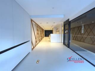 Deze uitzonderlijke commerciële ruimte is gelegen in het hart van Deinze. Met een royale oppervlakte van 181m², biedt dit pand talloze...