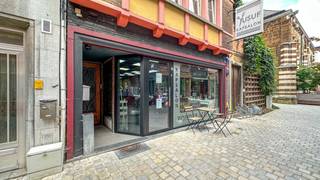 <p>Vernieuwde Kapperszaak op topligging in het Hart van Diest!</p>
<p>Bent u op zoek naar een rendabele investering op een toplocatie? Dan is deze volledig ingerichte en recent vernieuwde kapperszaak, gevestigd in het bruisende centrum van Diest, dé kans die u niet mag missen!</p>
<p>Deze zaak, met een uitstekende reputatie en een vaste klantenkring, is al 15 jaar een gevestigde waarde in de regio. De eigenaar, die graag verder wil huren, biedt u onmiddellijk een betrouwbare huurder.</p>
<p>Met zijn unieke ligging in het centrum van Diest is dit pand een uitstekende investering voor wie op zoek is naar een vastgoedproject met een gegarandeerde huurinkomst.</p>
<p>Grijp deze kans en investeer in een pand met potentieel en zekerheid!</p>
<p> </p>
<p>Pluspunten:</p>
<ul>
<li>Topliging</li>
<li>Vaste waarde</li>
<li>Betrouwbare huurder</li>
<li>Recent vernieuwd</li>
</ul>
<p><br />Voor een bezichtiging ter plaatse of meer info, bel ons op 078/78.78.70, of kom gewoon binnen op ons kantoor, steeds welkom!</p>