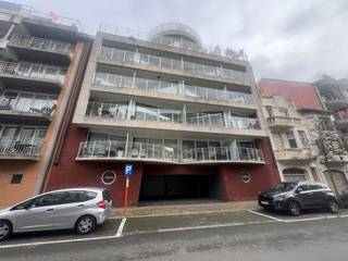 Deze parkeerstaanplaats met gemakkelijke toegang is gelegen op de verdieping -1,5,nabij de Lippenslaan en op wandelafstand van het...