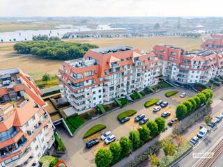 Instapklaar appartement met 1 slaapkamer en prachtig open zicht op het Maritiem Park<br /><br />Op een uitstekende ligging aan de Albert I-laan in Nieuwpoort vinden we dit instapklare appartement met één slaapkamer, voorzien van een aangenaam terras met een mooi en open zicht op het Maritiem Park.<br /><br />Het appartement beschikt over een praktische en aangename indeling, met inbouwkasten op verschillende plaatsen, waardoor er heel wat bergruimte aanwezig is. Dankzij de verzorgde staat is het appartement zonder verdere werken te betrekken.<br /><br />Een extra troef is de aanwezigheid van een fietsenberging en maar liefst twee privatieve kelders, ideaal voor extra opslagruimte.<br /><br />Een ideaal appartement als vaste woonst, tweede verblijf of interessante investering aan de Belgische kust.<br /><br />Contacteer ons gerust voor meer informatie of een bezoek ter plaatse.<br /><br />