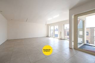 RResidentie “Ace” is een stijlvol en exclusief nieuwbouwproject in het levendige centrum van Wenduine (De Haan). Dit kleinschalige project telt slechts acht ruime, luxueus afgewerkte appartementen, ontworpen voor wie comfort, kwaliteit en rust weet te waarderen.<br /><br />Maak kans op 6% BTW<br /><br />De eerste appartementen zijn reeds opgeleverd. Ook in dit project kan men genieten van het verlaagde BTW-tarief van 6%. U heeft bovendien nog de mogelijkheid om uw afwerking volledig te personaliseren via de toonzalen van VERHELST, ALSAN en KASTER Keukens. <br /><br />Ruimte, licht en royale terrassen<br /><br />De appartementen beschikken over twee slaapkamers en variëren in oppervlakte van 115 tot 120 m². Elk appartement is voorzien van een ruim terras tot 20 m², ideaal om te genieten van de groene omgeving en de frisse zeelucht. De architectuur combineert tijdloze elegantie met maximaal wooncomfort.<br /><br />Hoogwaardige materialen &amp; duurzame afwerking<br /><br />Residentie “Ace” werd ontworpen met bijzondere aandacht voor detail, kwaliteit en duurzaamheid. De combinatie van EPDM-dakbedekking, hoogwaardige baksteen en ecologische Wienerberger-materialen garandeert een stijlvolle én duurzame uitstraling. Daarnaast beschikt het gebouw over een gemeenschappelijk, betegeld zonneterras van 75 m² in een verfijnde Off White-afwerking.<br /><br />Energiezuinig en toekomstgericht wonen<br /><br />Dankzij een geothermische warmtepompinstallatie met vloerverwarming behaalt Residentie “Ace” een gunstig E-peil tussen 31 en 40. Voor wie nog verder wil investeren in energie-efficiëntie, zijn zonnepanelen optioneel beschikbaar.<br /><br />Topligging op 500 meter van zee<br /><br />Wonen in Residentie “Ace” betekent wonen op een uitstekende locatie, op slechts 500 meter van strand, duinen en bos. U geniet hier van een perfecte balans tussen natuur, ontspanning en bereikbaarheid. Binnen het project zijn groenvoorzieningen en parkeermogelijkheden voorzien, met de optie tot aankoop van een private staanplaats en/of berging.<br /><br /> 6% BTW mogelijk<br />Bij aankoop kunt u – mits naleving van de wettelijke voorwaarden – nog genieten van het verlaagde BTW-tarief van 6%:<br />- Aankoop op persoonlijke titel<br />- Minstens 50% eigen bewoning<br />- Inschrijving op het adres zodra bewoonbaar<br />- Enige en eigen woning<br />Deze voorwaarden gelden gedurende minstens vijf jaar<br /><br />Uw kans op exclusief kustwonen<br /><br />Residentie “Ace” combineert luxueus wonen, energiezuinig comfort en een topligging aan zee. Een unieke opportuniteit voor eigen bewoning of een duurzame investering aan de Belgische kust.<br /><br />👉 Meer info: www.residentie-ace.be