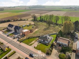 Voor meer info en foto’s, surf naar www.swevers.be – In de Maastrichterstraat in 3740 Bilzen-Hoeselt vindt u deze uitzonderlijk ruime bouwgrond van maar liefst 62a 98ca. Een zeldzame opportuniteit voor wie royaal wil wonen in het groen, zonder in te boeten op bereikbaarheid. Het perceel is 8 meter breed aan de straatzijde en verbreedt achteraan, wat interessante mogelijkheden biedt voor het ontwerpen van een halfopen bebouwing, onder voorbehoud van het bekomen van de nodige vergunningen. Met een indrukwekkende diepte van 108 meter geniet u hier van een open gevoel, veel privacy en een mooie natuurlijke aansluiting met het groen achteraan. De aangename oriëntatie zorgt bovendien voor een fijne lichtinval en een sterke connectie met de tuin en omgeving. Achteraan grenst het terrein aan een groene zone, wat rust en een mooi uitzicht garandeert. Dankzij de uitzonderlijke oppervlakte is dit perceel ook geschikt voor het houden van paarden of het aanleggen van een weide, ideaal voor wie landelijk wil wonen met extra buitenruimte. Toch liggen alle voorzieningen vlot binnen handbereik: scholen op 1,4 km, openbaar vervoer op 450 meter, het station op 3 km, ontspanning op 1 km, restaurants op 410 meter, winkels op 2 km en het centrum van Bilzen op 3 km. Ook de snelwegen bereikt u al op 5 km. Een perceel dat ruimte, rust en potentieel op een unieke manier samenbrengt. Voor meer informatie, bel 012 699 900.