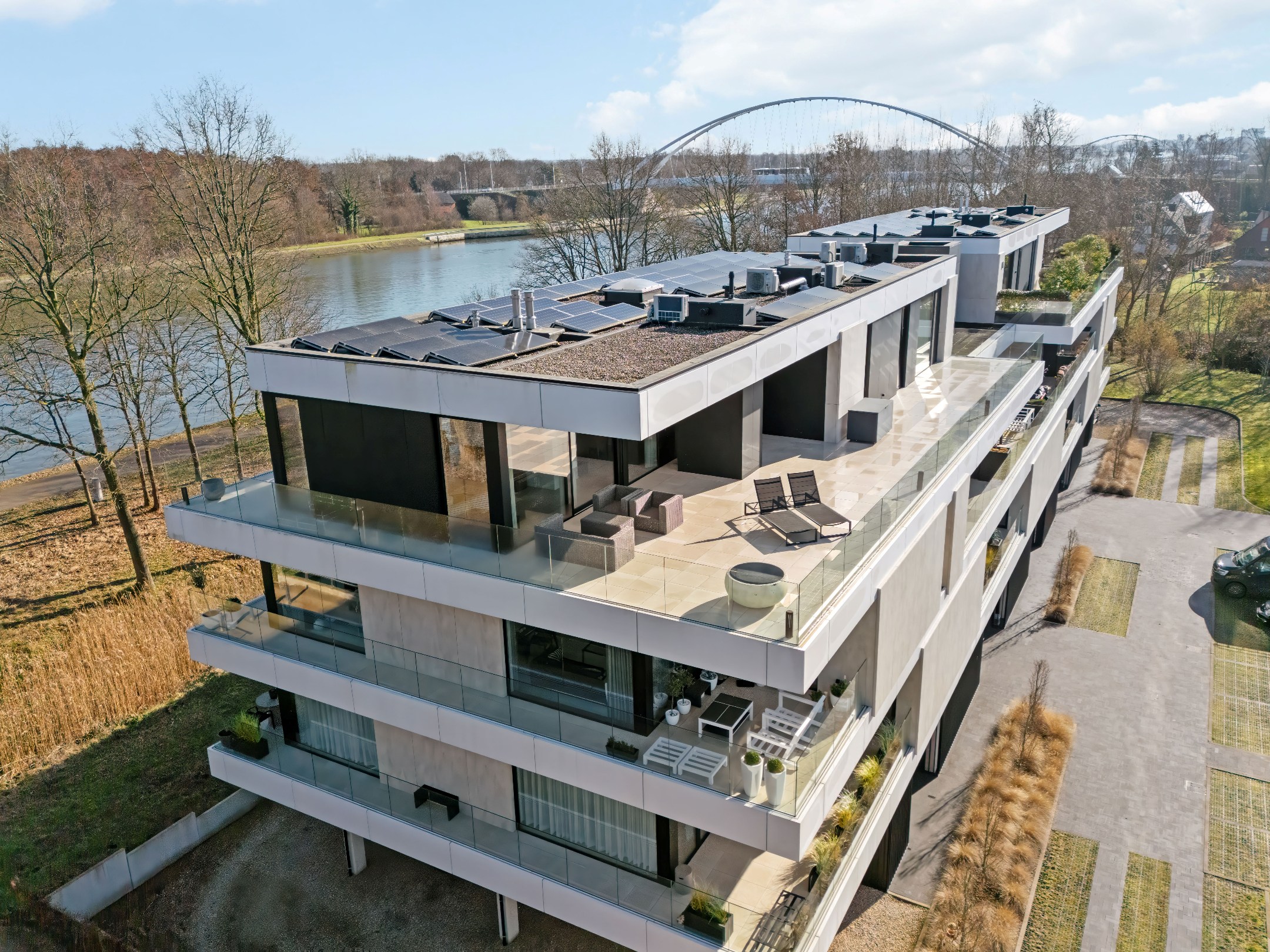 Exclusief wonen op topniveau – Luxe penthouse met panoramisch kanaalzicht te Hasselt. - foto 3