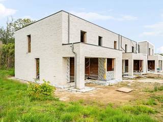 Ontdek deze moderne en praktisch ingedeelde nieuwbouwwoning in het project te Tongerlo (Westerlo). Deze woning biedt een perfecte combinatie van comfort, ruimte en functionaliteit, ideaal voor gezinnen of wie op zoek is naar een doordachte indeling.<br /><br />Bij het betreden van de woning komt u in de inkomhal met vestiaire en gastentoilet, wat meteen zorgt voor een aangenaam en georganiseerd onthaal. Van hieruit bereikt u de lichtrijke leefruimte met open keuken, waar gezelligheid en functionaliteit centraal staan. Grote raampartijen zorgen voor een mooie lichtinval en een directe connectie met de tuin.<br /><br />Aansluitend aan de keuken bevindt zich een praktische berging, ideaal voor extra opslag en huishoudelijke organisatie. Verder beschikt de gelijkvloerse verdieping nog over een fietsenstalling die op termijn kan omgevormd worden tot leefruimte/slaapkamer. Deze kamer beschikt over een aansluiting voor een douche.<br /><br />Op de eerste verdieping beschikt de woning over 3 volwaardige slaapkamers, waaronder één slaapkamer met aansluiting voor een eigen douche en lavabo, wat zorgt voor extra comfort en privacy. Daarnaast is er een aparte badkamer met aansluiting voor een bad, douche en dubbele lavabo.<br /><br />De nachthal geeft eveneens toegang tot een apart toilet en een technische ruimte, wat bijdraagt aan het praktisch gebruiksgemak van de woning.<br /><br />Dankzij de doordachte indeling en energiezuinige opbouw vormt deze woning een toekomstgerichte keuze, perfect voor wie comfortabel en zorgeloos wil wonen.<br /><br />Bijzonderheden:<br />* Halfopen bebouwing met morderne architectuur<br />* Lichtrijke leefruimte met open keuken<br />* Bureau / thuiswerkruimte<br />* Energiezuinig wonen<br />* Groendak<br />* Privatieve fietsenberging die omgevormd kan worden tot leefruimte / slaapkamer