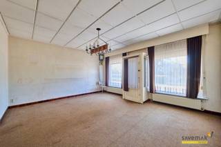 <p><span>In het hartje Leopoldsburg vinden we deze charmante te renoveren woning terug.</span></p><p><span> </span></p><p><span>Ondanks de centrale ligging, dicht bij scholen en winkels, kan je genieten van een ruime, rustige tuin van 10are.</span></p><p><span> </span></p><p><span>Op de gelijkvloerse verdieping vinden we de leefruimte terug met de oorspronkelijke indeling en authentieke elementen. </span></p><p><span>Verder vinden we de keuken, bijkeuken en badkamer terug.</span></p><p><span> </span></p><p><span>Ook is er een droge kelder aanwezig voor meer opbergruimte.</span></p><p><span> </span></p><p><span>Op de eerste verdieping zijn er 2 ruime kamers en biedt de zolder nog uitbreidingsmogelijkheden.</span></p><p><span> </span></p><p><span>Buiten is er nog een overdekte staanplaats voor je wagen en kan je je eigen groentjes beginnen kweken in de serre. </span></p><p><span> </span></p><p><span> </span></p><p><span>Renovatieverplichting residentiële gebouwen van toepassing.<br />Meer info: <span>https://energiesparen.be/renovatieverplichting</span></span></p><p><span> </span></p><p><span>Bestuursmaatregelen in het maatregelenregister: nee</span></p>
