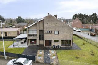 Praktisch ingedeeld ééngezinshuis (230m² bewoonbare oppervlakte) gelegen op de hoek van de Nieuwe Weg en de Molenstraat. Dit huis biedt u onder...