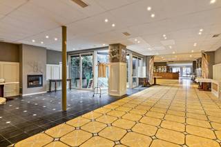 This spacious banquet room/commercial building of approximately 580 m² is located in the center of Heestert, combined with an apartment...