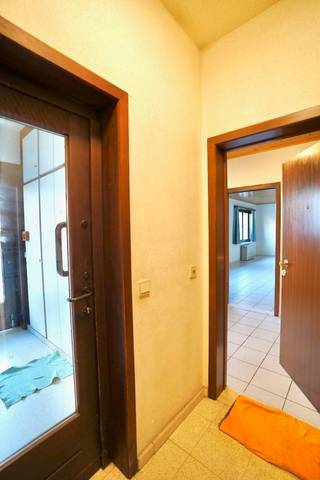 Dit ruime gelijkvloers appartement met 2 slaapkamers en aparte garage heeft een superligging in een zijstraat van het centrum van...