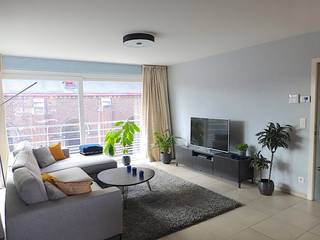 Onder de kerktoren van Wevelgem vinden we dit prachtig, instapklaar appartement terug. <br /><br />Via de lift of de trap gaan we naar de 2e verdieping. Er is een inkomhal met vestiaireruimte en apart toilet. Bij het binnenkomen van de living valt meteen de ruimte en de grote lichtinval op. Langs het grote raam aan de voorzijde kunnen we het dagelijkse leven op de markt volgen, terwijl het langs het schuifraam via de keuken dan weer rustig is. Langs hier is het terras bereikbaar. <br />De keuken is open en voorzien van alle nodige toestellen (oven, ceramisch vuur, ijskast, vaatwasser) en een handige ontbijttafel.<br />Verder zijn er 2 degelijke slaapkamers, een aparte berging en een badkamer met lavabo meubel en douche. <br />In de ondergrondse verdieping is er een privé autostaanplaats en kelder aanwezig. <br /><br />Cv op aardgas (condensatieketel). <br />Vaste kosten: provisie € 80/maand (kosten syndicus, lift, elektriciteit gemene delen)<br /><br />Dit appartement is volledig geschilderd, zeer verzorgd en dus instapklaar!<br /><br />Gezien de centrale ligging zijn winkels, banken, tavernes, ... op wandelafstand bereikbaar. <br /><br />Werkelijk een topappartement!