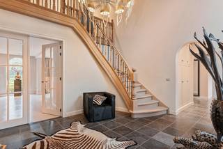 <p><strong>Deze exclusieve stijlvilla met een bewoonbare oppervlakte van ruim 600m² biedt u onder meer 4 slaapkamers, 3 badkamers, een multifunctionele ruimte (ideaal als fitness, kantoor of speelkamer), mooie leefruimtes met zicht op de tuin en een dubbele garage. Deze villa van 2008 is zeer smaakvol afgewerkt, hoogwaardig beveiligd en voorzien van alle comfort: domotica, geïntegreerde muziekinstallatie, luxe, nieuwe leefkeuken met kwaliteitstoestellen, vloeren in blauwe hardsteen en eik, vloerverwarming, kwalitatief maatwerk doorheen de volledige woning,... De besloten tuin is schitterend aangelegd met natuurstenen terrassen, verwarmd overloopzwembad in mozaïek en bijgebouw. Dit alles op een prachtig aangelegd grondstuk van 2.042m² in een doodlopende straat. Zeer goede EPC-score van 163 kWh/m²/jaar. </strong></p>
<p><span>Gelijkvloerse verdieping</span><br />Sfeervolle inkomhal met vide, massief eiken trap naar de verdieping, gastentoilet en garderobe. De leefkeuken en eetkamer (met gashaard) hebben beide een prachtig zicht over de tuin. Deze nieuwe keuken is compleet uitgerust met oven, stoomoven, microgolfoven, vaatwasser en Amerikaanse koelkast. Vervolgens heeft u een woonkamer met gashaard, en een 2e, gezellige TV-kamer, beide op parket. Verder is er op de gelijkvloerse verdieping een wasplaats met maatkasten en achterinkom, een douchekamer en een dubbele garage met automatische poorten.<br /><br /><span>Verdiepingen</span><br />Op de 1ste verdieping heeft u de hoofdslaapkamer met ensuite dressing en badkamer met ligbad en toilet. Vervolgens zijn er 2 kinder- of logeerkamers met maatkasten die de 2e badkamer delen. Een multifunctionele kamer van 58m² is momenteel in gebruik als kantoor, maar dit biedt uiteraard mogelijkheden voor extra slaapkamers, fitness, hobbykamer, ... Een vaste trap brengt u naar de 2e verdieping met daar slaapkamer 4 en een zolderruimte die probleemloos omgevormd kan worden tot een slaapkamer. <br /><br /><span>Buitengebeuren </span><br />De achtertuin is aangelegd met grote terrassen in natuursteen, waarvan een gezellig, overdekt terras aan de woonkamer. Het verwarmde zwembad met overloopsysteem is in mozaïek en heeft een Romeinse trap. Achteraan in de tuin is er een bijgebouw voor opslag, de technische installaties van het zwembad en een toilet. De tuin is tot slot volledig omheind en toegankelijk via een automatische poort in tropisch hardhout.</p>
<p><span>Bijzonderheden</span><br />- Hoogwaardig beveiligd met camera's en alarm <br />- Centrale verwarming op aardgas met vloerverwarming en radiatoren<br />- Zeer goede EPC-score van 163 kWh/m²/jaar <br />- Bouwjaar 2008 en sindsdien tot in de puntjes onderhouden<br />- Residentieel en zeer rustig gelegen in een doodlopende straat<br /><br />Neem zeker al eens een kijkje in deze woning via het interactief grondplan: http://deboerenpartners.virtimmocontent.be/start-visit/4074</p>