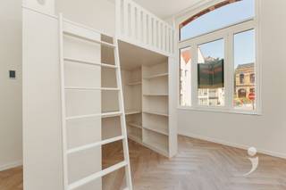 <p><span>Découvrez cette chambre d'étudiant moderne dans un projet de rénovation de qualité, située dans la Vaartstraat au cœur de Louvain. Le bâtiment a été entièrement rénové avec des matériaux durables et répond aux normes contemporaines de confort et d'efficacité énergétique.</span></p><p><span>La chambre est située au premier étage et sera meublée d'un mobilier design avec un lit en mezzanine de 1,40 m x 2,00 m, sous lequel se trouve un bureau avec une chaise. En outre, la chambre est équipée d'une armoire encastrée, d'un rideau et d'un bloc petit-déjeuner pratique avec micro-ondes et réfrigérateur. La chambre est également équipée d'une douche et d'un lavabo, pour plus de confort et d'intimité.</span></p><p><span>La chambre est équipée d'une pompe à chaleur air-air économe en énergie pour le chauffage en hiver et la climatisation en été. Le bâtiment dispose d'une cuisine commune entièrement équipée. Il y a également un agréable jardin de ville avec une terrasse, idéal pour se détendre.</span></p><p><span>Grâce à sa situation centrale, les campus, les magasins et les restaurants sont accessibles à pied - une base idéale pour les étudiants et un investissement intéressant.</span></p><p><span>De plus, la chambre sera gérée professionnellement pendant 3 ans par l'équipe de gestion immobilière d'Immo Livit. Ce service est inclus dans le prix demandé, ce qui vous permet d'investir en toute tranquillité. Les photos's proviennent de biens de référence et servent à illustrer le niveau de finition et l'atmosphère.</span></p><p><span> </span></p><p><span>Livraison prévue début juin 2026. Intéressé(e) ? Contactez-nous au 016 15 31 15 ou info@immolivit.be.</span></p><p><span> </span></p>
