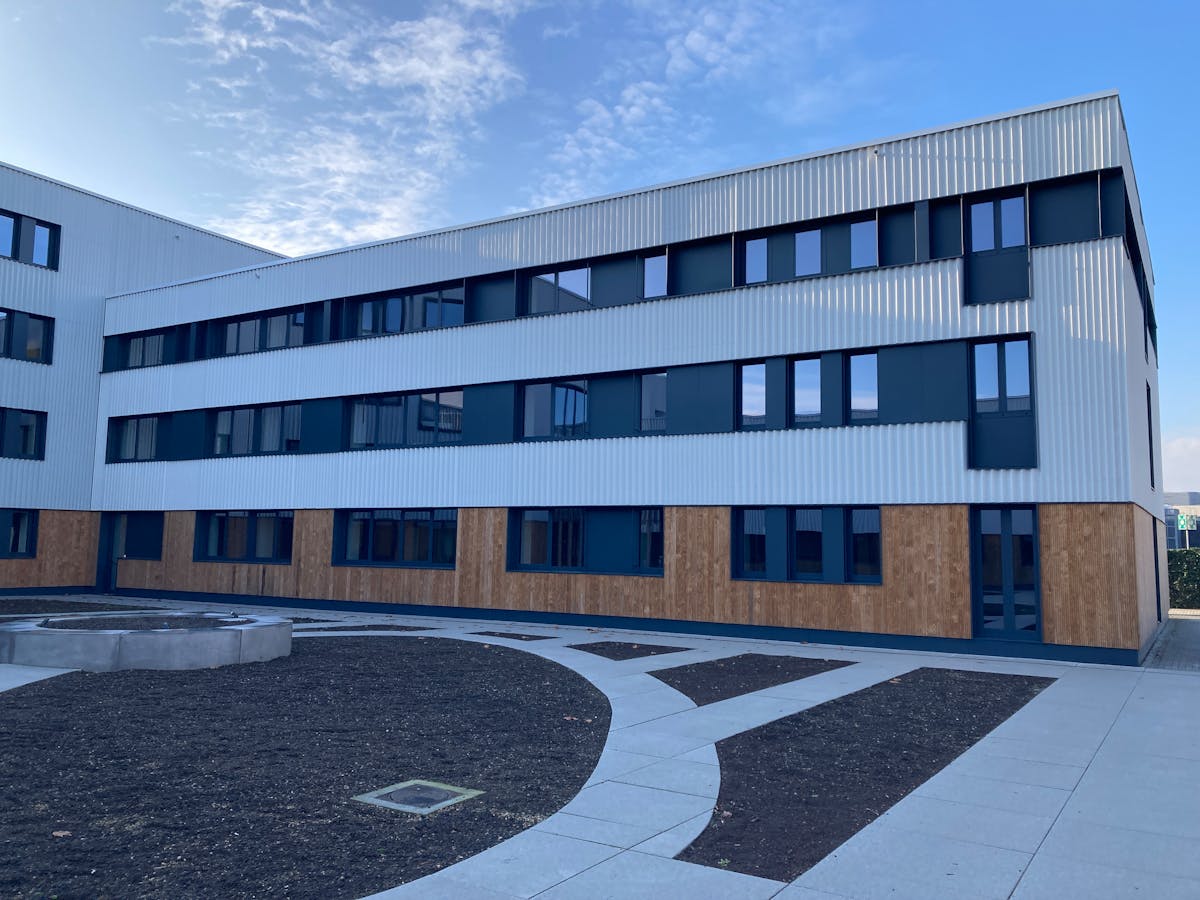 Offices in renovated office building (2,940 m²) in Ghent - photo 2