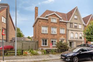 Op een uiterst strategische en gegeerde locatie in Sint-Andries bevindt zich deze te renoveren halfopen bebouwing. Gelegen op een perceel van 365 m² en biedt een uitstekende basis voor wie op zoek is naar een gezinswoning met substantieel potentieel. De strategische ligging garandeert een vlotte verbinding naar het centrum van Brugge en belangrijke invalswegen (E40/E403).<br /><br />Gelijkvloers:<br />De centrale inkomhal is voorzien van een vestiaire. Van hieruit heeft u toegang tot de uitgestrekte leefruimte, die geniet van een aangenaam zicht op de voortuin en de achtertuin. Aansluitend bevindt zich de keuken met naastgelegen een praktische berging en een aparte ruime wasplaats. De aanwezige aanbouw fungeert als een verlengstuk van de woning, waardoor u het hele jaar door contact houdt met de tuin.<br /><br />1ste verdieping:<br />De nachthal biedt toegang tot 2 slaapkamers, die gekenmerkt worden door hun goede proporties. Daarnaast is er een polyvalente kleinere kamer, uitermate geschikt als bureau of hobbyruimte. De badkamer is momenteel ingericht met een douche en een tweede toilet.<br /><br />2de verdiep:<br />Toegankelijk met een vaste trap, waar men nog 2 slaapkamers en een zolderruimte.<br /><br />Buitenruimte & Extra:<br />De woning is voorzien van een zonnige tuin. Het eigendom beschikt over een oprit voor extra parkeergelegenheid. Achteraan de tuin bevindt zich tevens een praktische tuinberging en serre. <br /><br />Mits de nodige renovatie vormt deze eigendom een ideale opportuniteit voor wie op zoek is naar een comfortabele woning op een uitstekende locatie!<br /><br />Dit pand is onderworpen aan de renovatieverplichting van de Vlaamse overheid voor residentiële gebouwen (behoudens bij sloop binnen 5 jaar na de aankoop). Consulteer voor meer informatie de website van het Vlaams Energie- en Klimaatagentschap via https://www.vlaanderen.be/een-woning-kopen/renovatieverplichting-voor-residentiele-gebouwen<br /><br />Bestuursmaatregelen in het maatregelenregister: nee